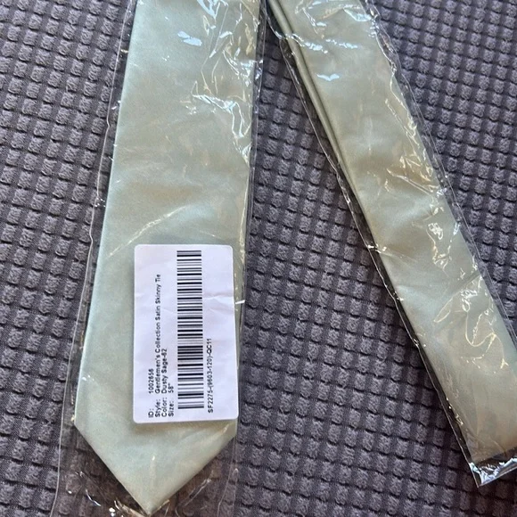 Azazie Gentlemen’s Collection Satin Skinny Tie - Picture 2 of 9